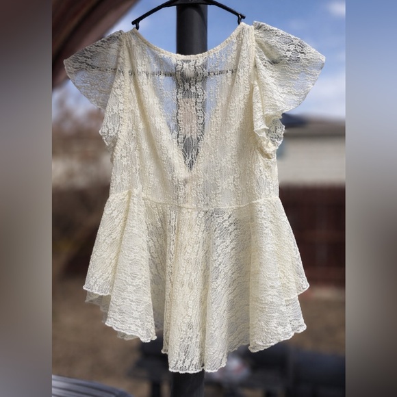 Francesca's Collections Ivory Lace Flutter Sleeve Top - Picture 2 of 3